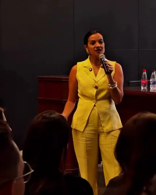 Maysa Senem caminhando para palestra sobre NR-1